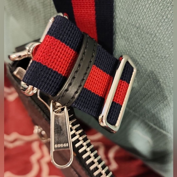 Gucci crossbag. Barely used. - Picture 3 of 3